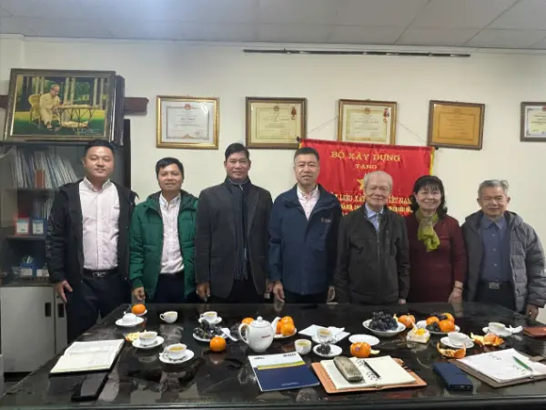 Fu Guohua, Deputy General Manager of Quangong Machinery Co., Ltd., led a delegation to visit the Vietnam Building Materials Association to promote exchange and cooperation between the Chinese and Vietnamese building materials industries.