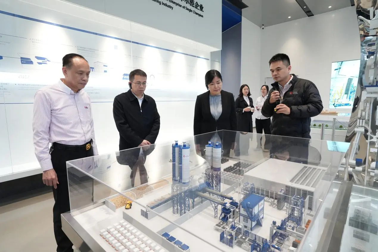 Leaders from the Private Sector Bureau of the National Development and Reform Commission visited Quangong Machinery Co., Ltd. to inspect intelligent manufacturing and green development.